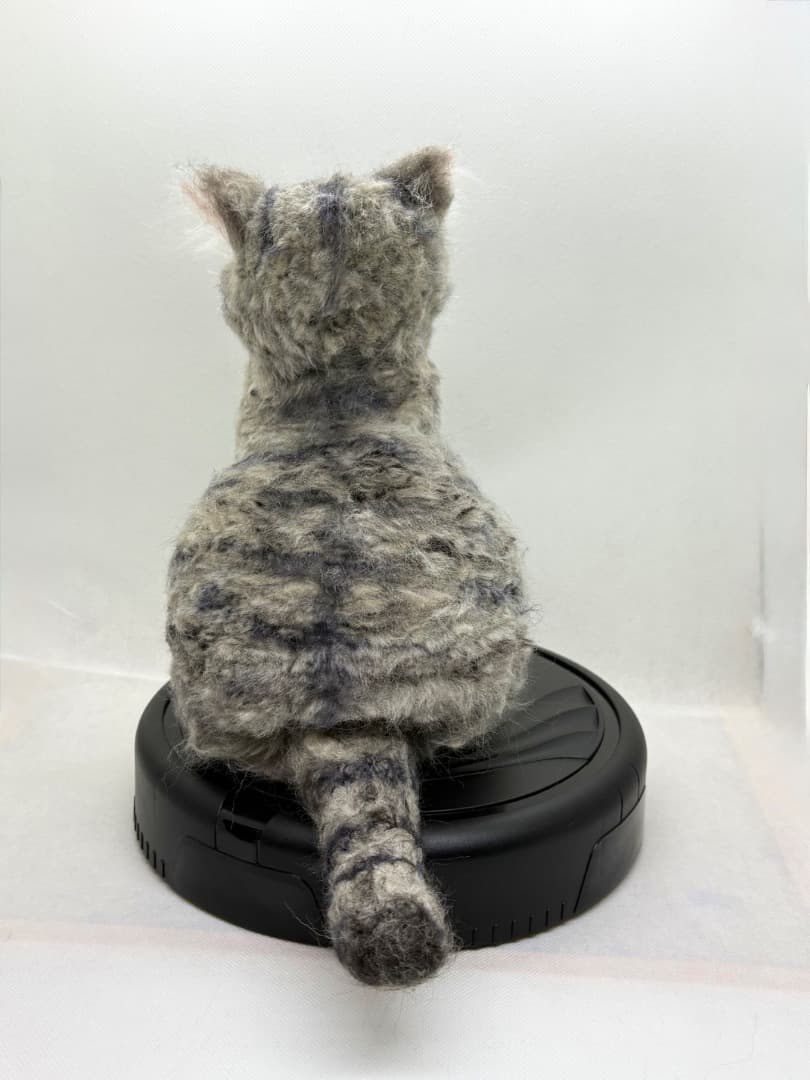 A猫 羊毛フェルト　ロボット掃除機に乗るサバトラ猫【ハンドメイド 猫