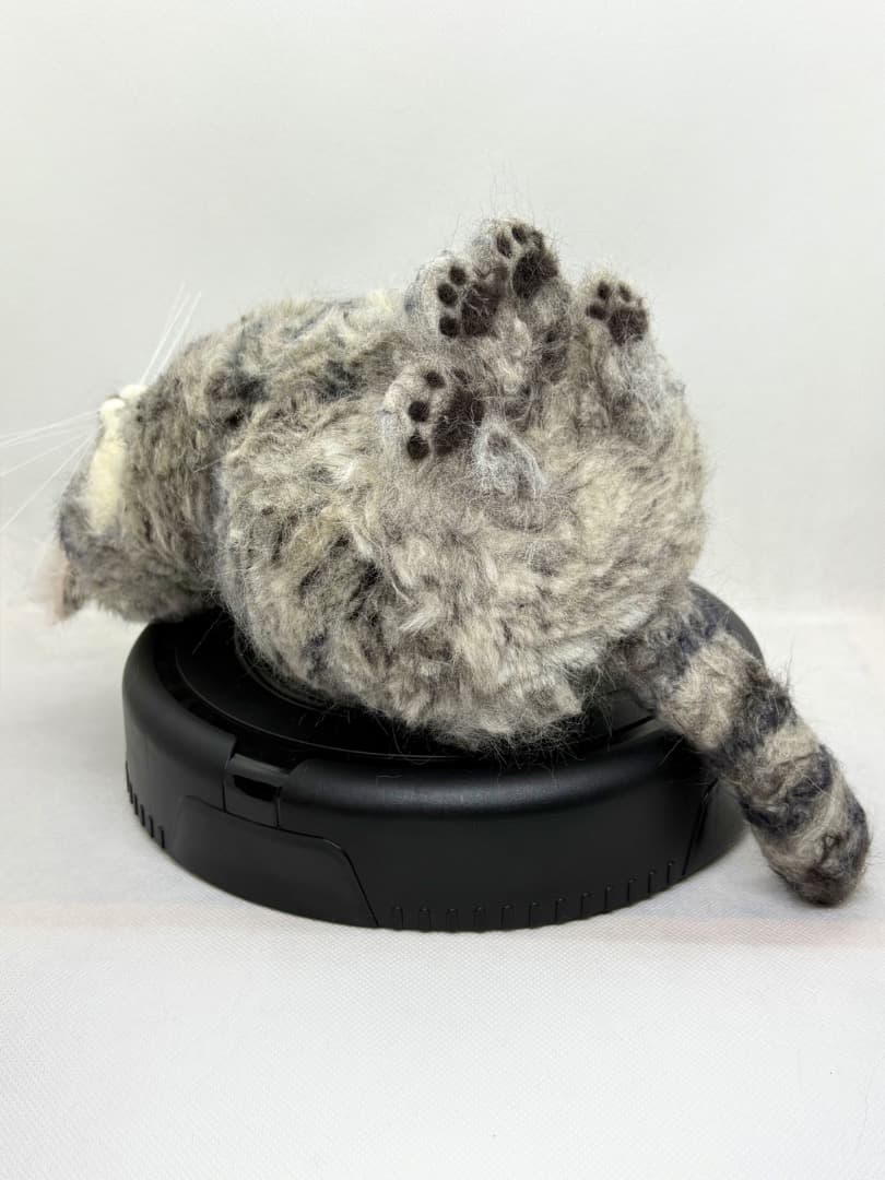 A猫 羊毛フェルト　ロボット掃除機に乗るサバトラ猫【ハンドメイド 猫