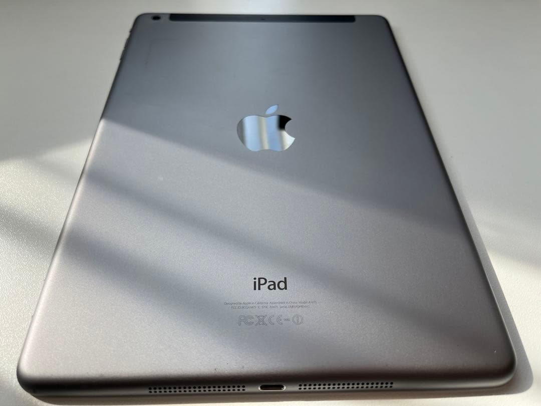 美品！iPad Air 第1世代 Wi-Fi+Cellular(au) 64GB