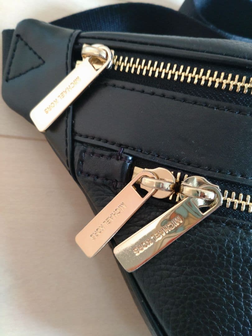 セール中お値下げ不可 MICHAEL KORS ブラック ボディバッグ