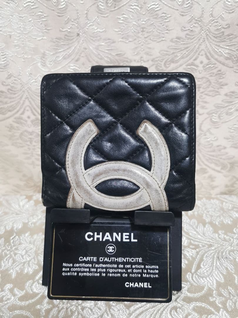 シャネル　CHANEL　ブラック　二つ折り財布　キルティング