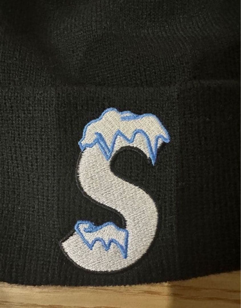 ほぼ未使用　黒色ニット帽 S刺繍 Supreme