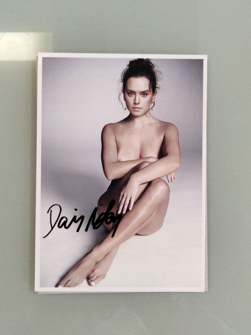 セール…デイジー・リドリー直筆サイン入り2Lサイズ写真…Daisy Ridley