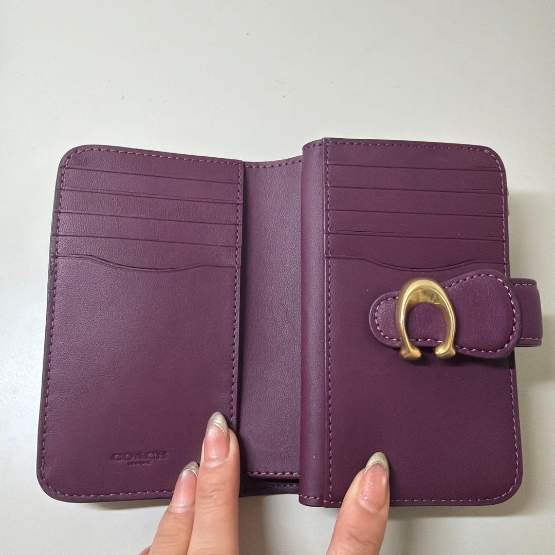 Cロゴ付きパープルレザー二つ折り財布　未使用品