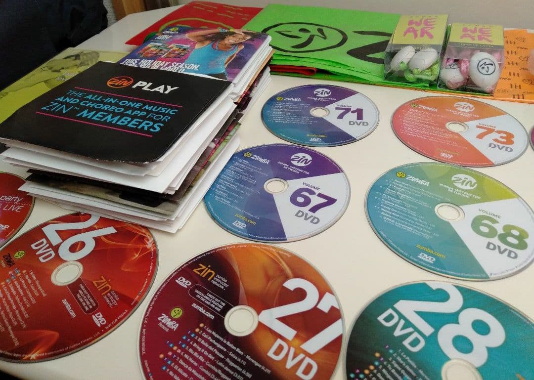 ZUMBA ズンバ DVD49枚 CD48枚 タオル 光る靴紐 ショップバッグ