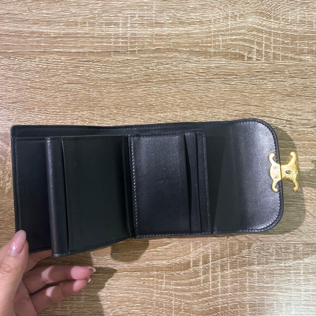 CELINE スモール フラップウォレット トリオンフ シャイニーカーフスキン黒
