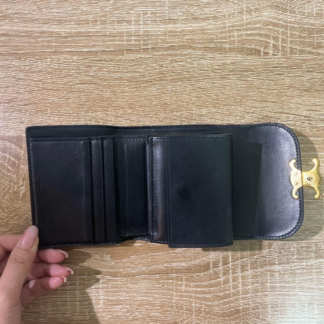 CELINE スモール フラップウォレット トリオンフ シャイニーカーフスキン黒