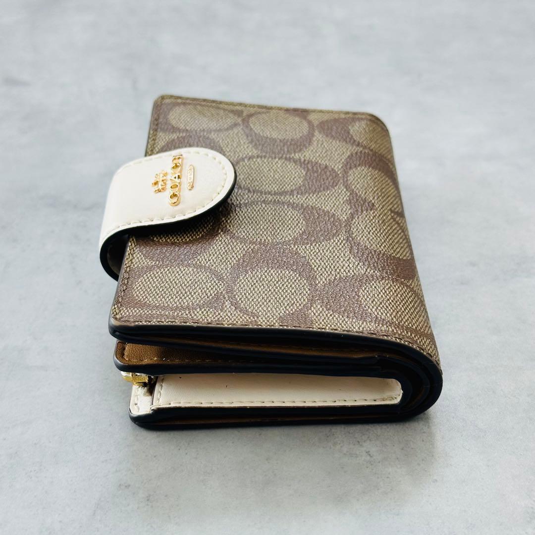 COACH シグネチャー ミディアム コーナー ジップ ウォレット カーキ×白