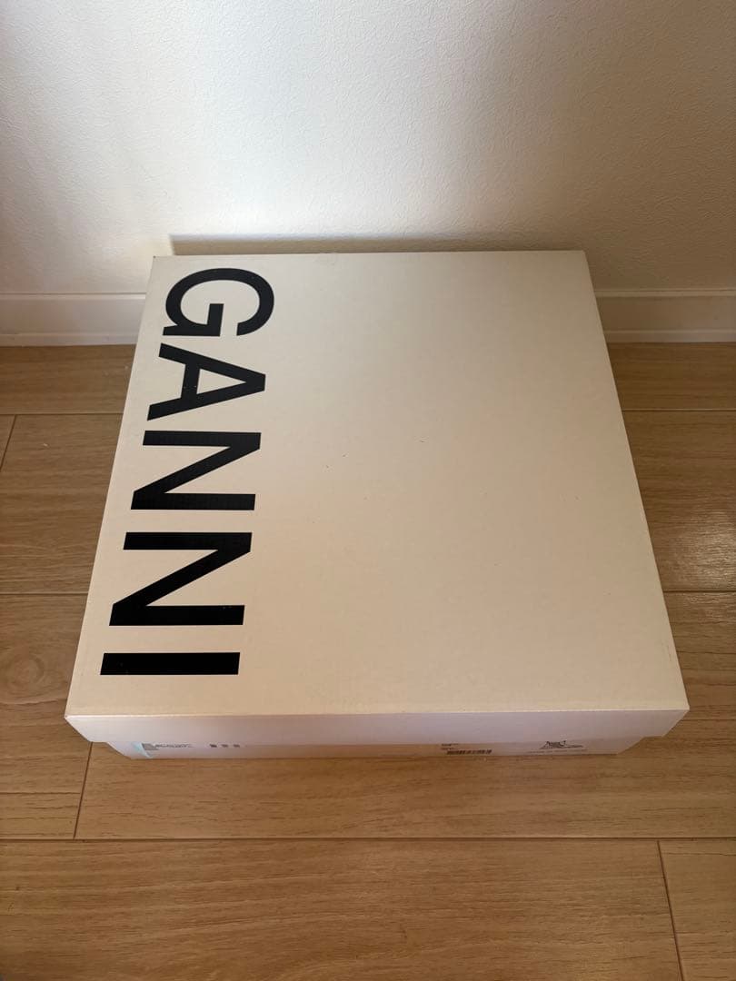 靴 GANNI