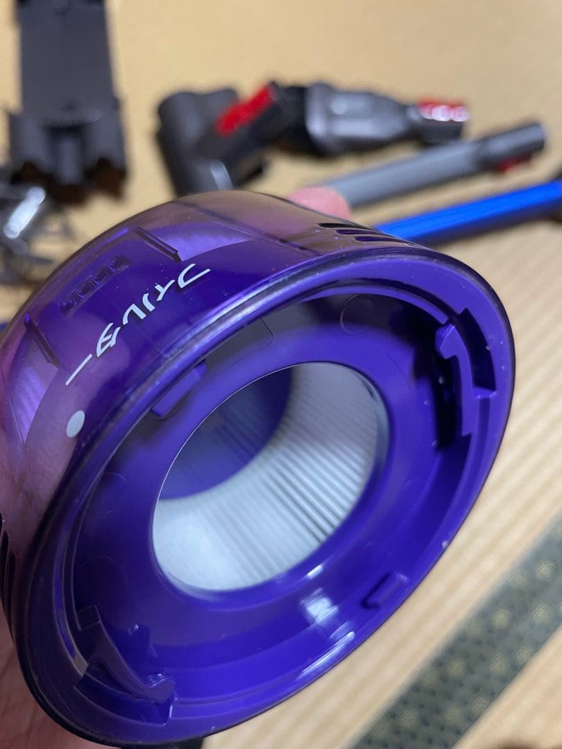 ダイソンv8 slim fluffy コードレスクリーナー　掃除機　美品　欠品有
