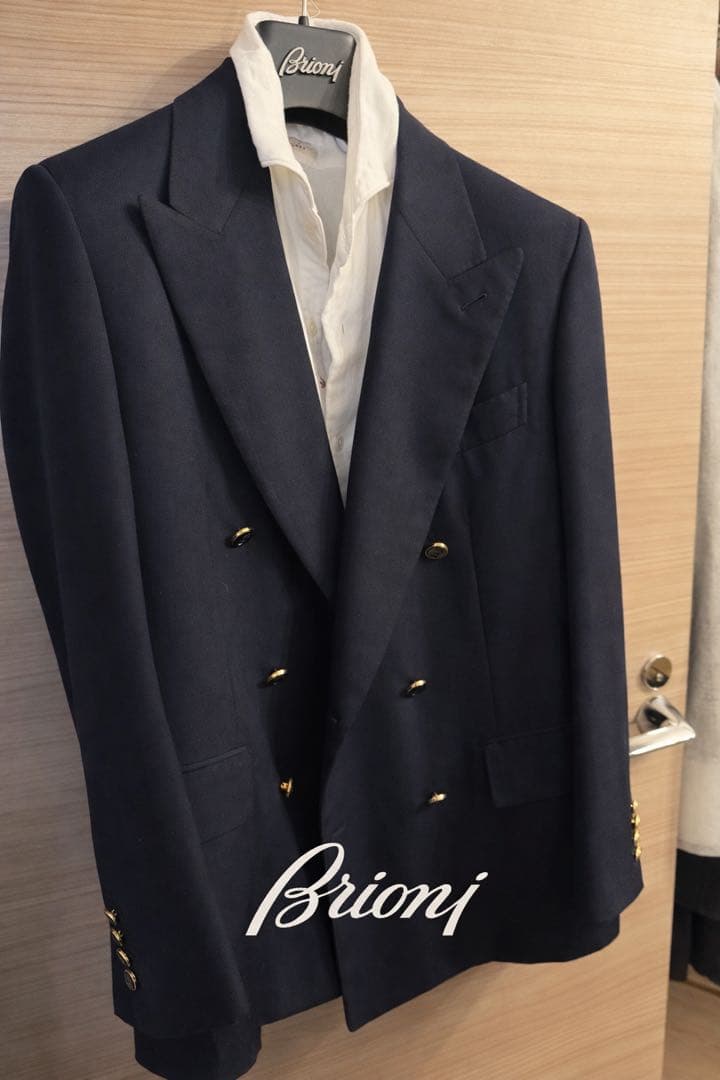 Brioni（ブリオーニ）のダブルブレスト・テーラードジャケットです
