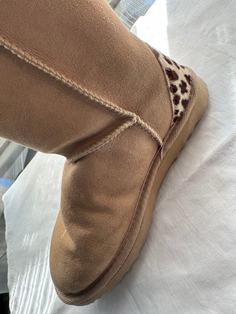 UGG ヒョウ柄アクセント ベージュムートンブーツ