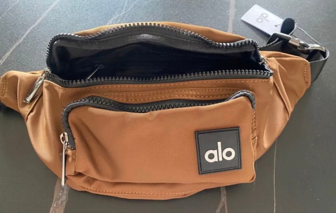 Al o Yoga ボディバッグ ブラウン