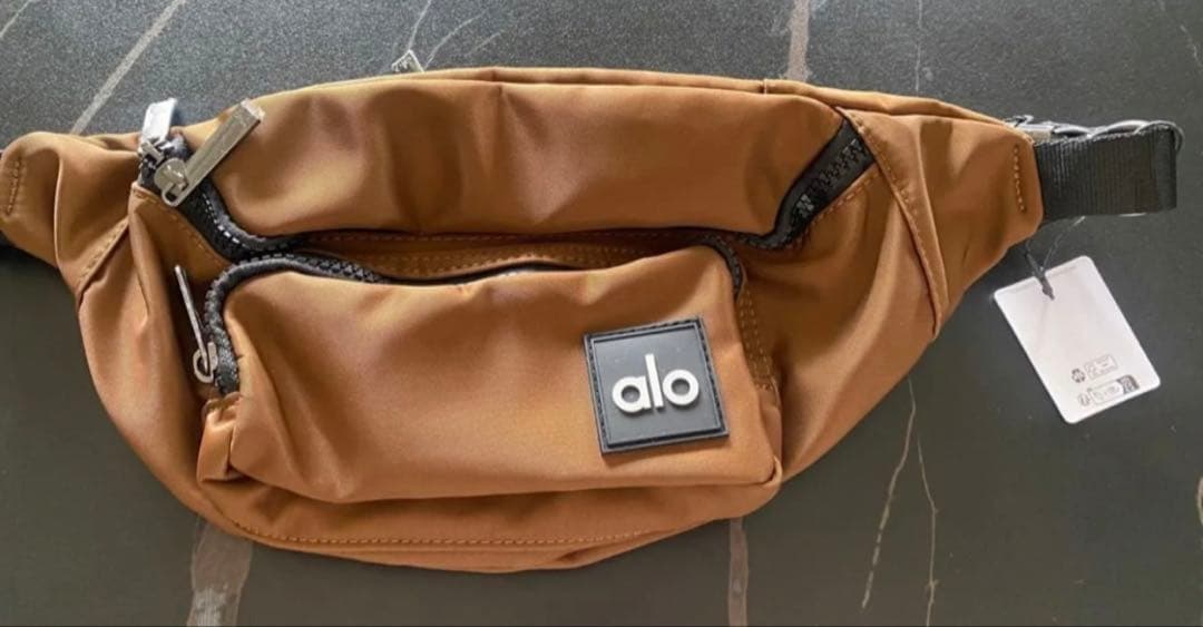 Al o Yoga ボディバッグ ブラウン