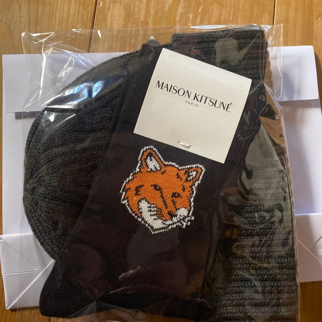 【MAISON KITSUNE】黒ニット帽(ロゴマーク黒)&靴下セット⭐︎即発送