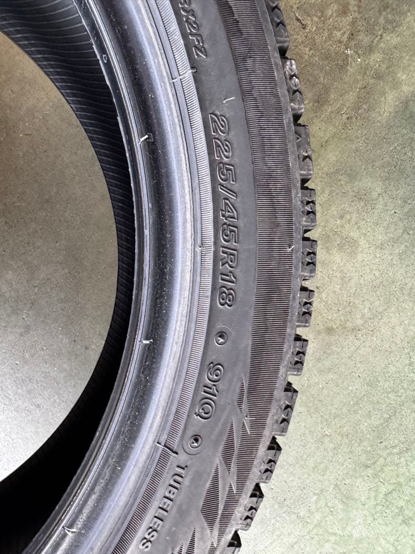 中古　ブリヂストン　VRX2 225/45R18 4本