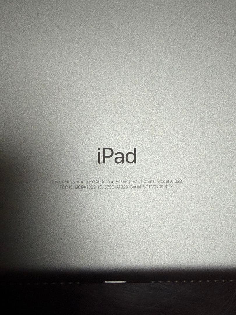 iPad (第5世代) シルバー 9.7インチ