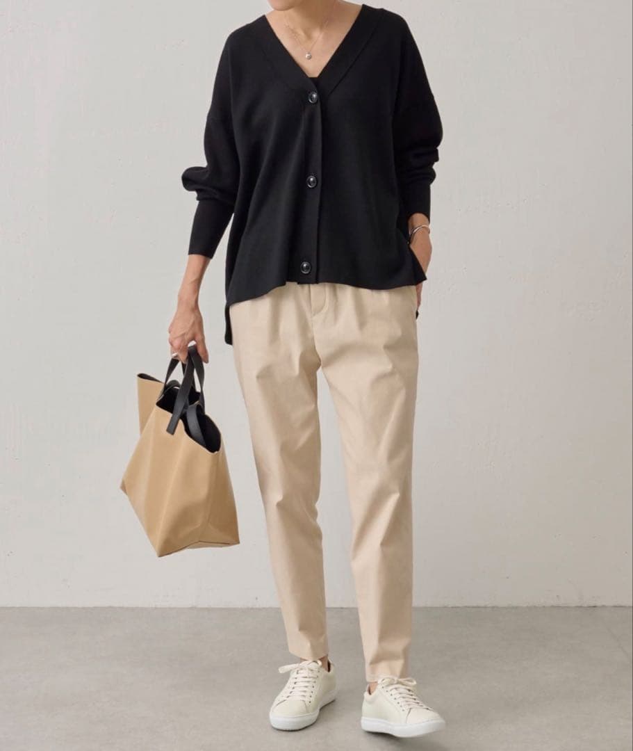 【美品】定価2.3万✴︎BEARDSLEY スムースVネックカーディガン　ブラック