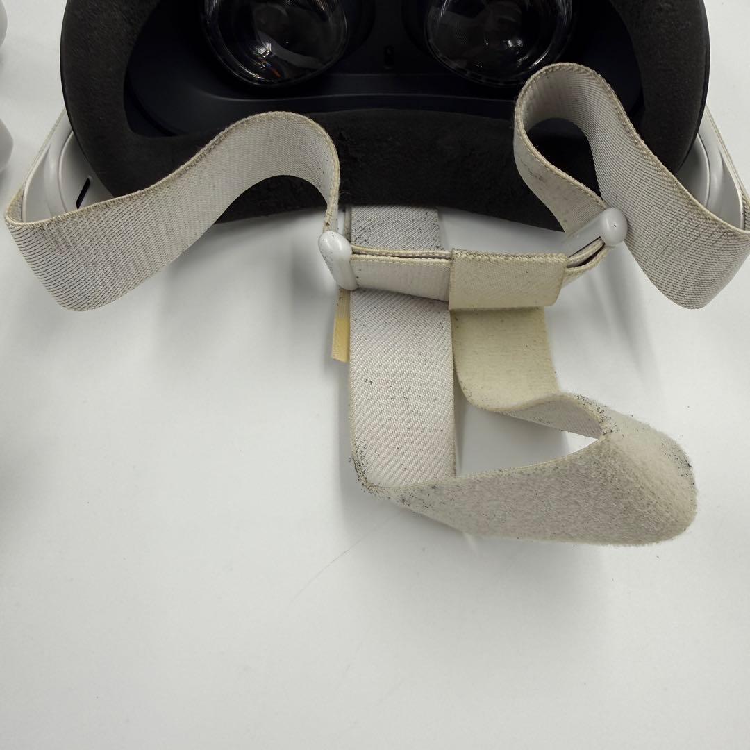  Quest 2 VRヘッドセットとコントローラー