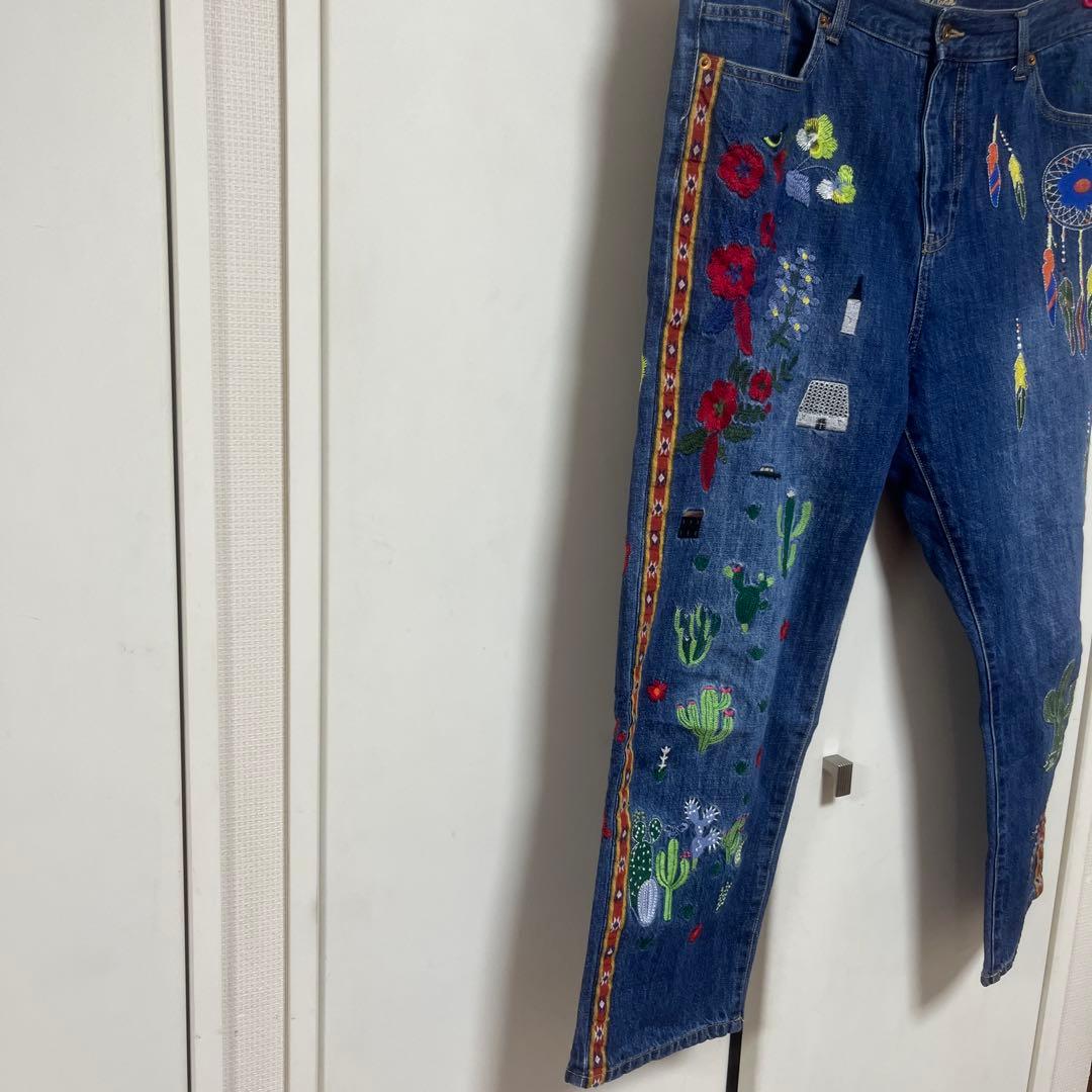 刺繍入りデニムパンツ