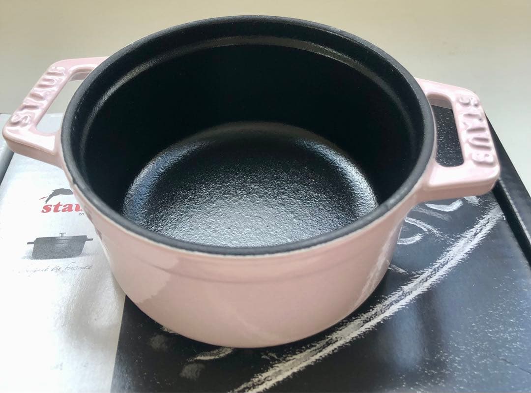【新品】ストウブ ラウンド10cm ソルベローズ(生涯保証付) 真鍮ノブ