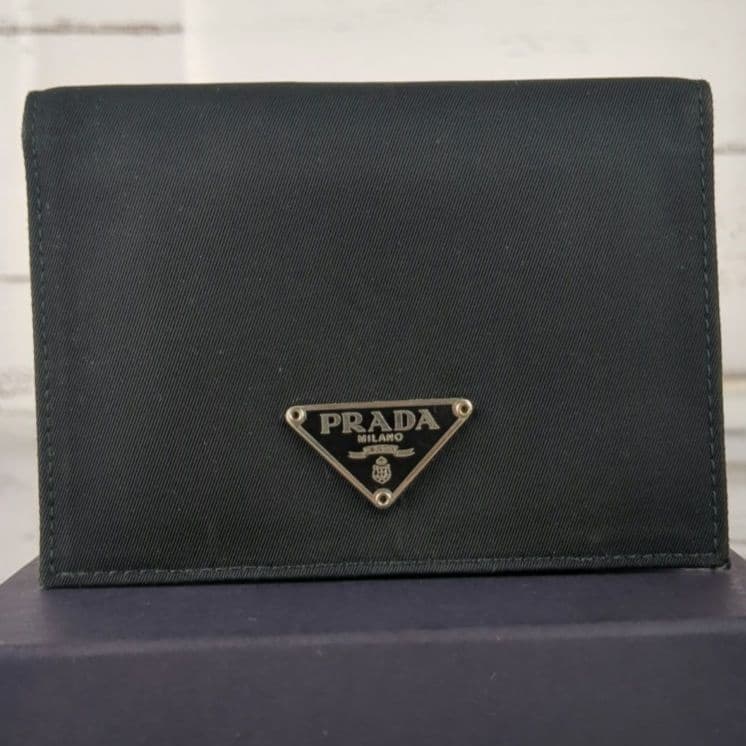 【美品】PRADA☆三角ロゴ　ナイロン　カードケース　箱つき　ケアカード