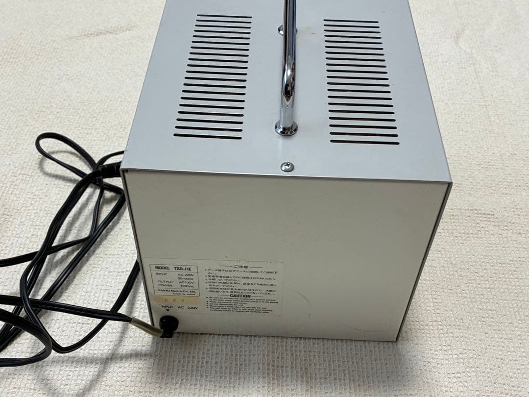 変圧器（SANYO）：　日本の電化製品を海外で使用するする為