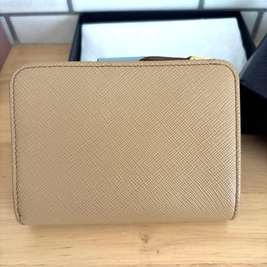 PRADA サフィアーノ 二つ折り財布 ベージュ×水色 バイカラーロゴプレート