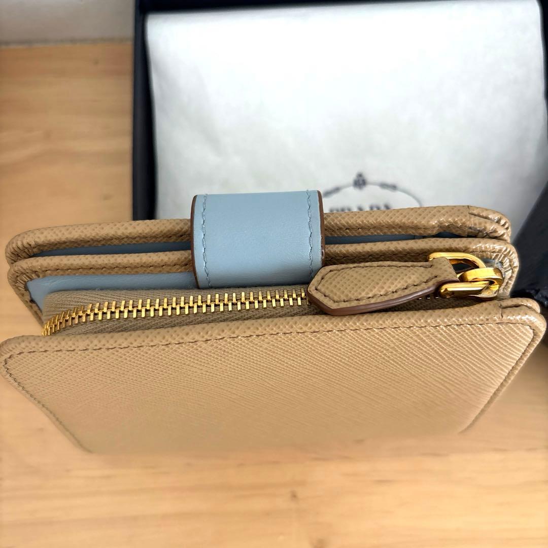 PRADA サフィアーノ 二つ折り財布 ベージュ×水色 バイカラーロゴプレート