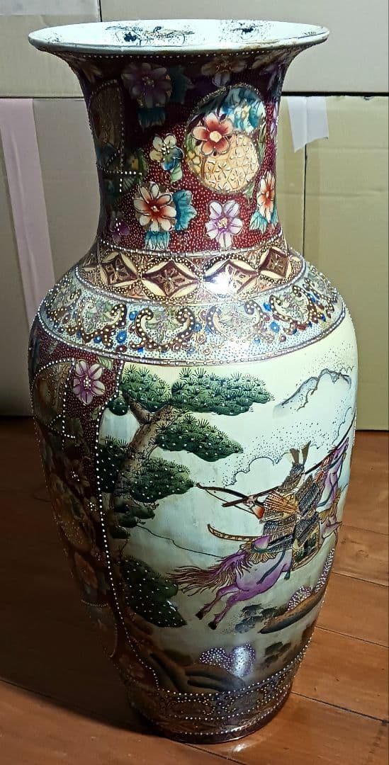 薩摩焼 特大陶器の壺 金彩 武士と馬のデザイン 高さ61.5cm 骨董