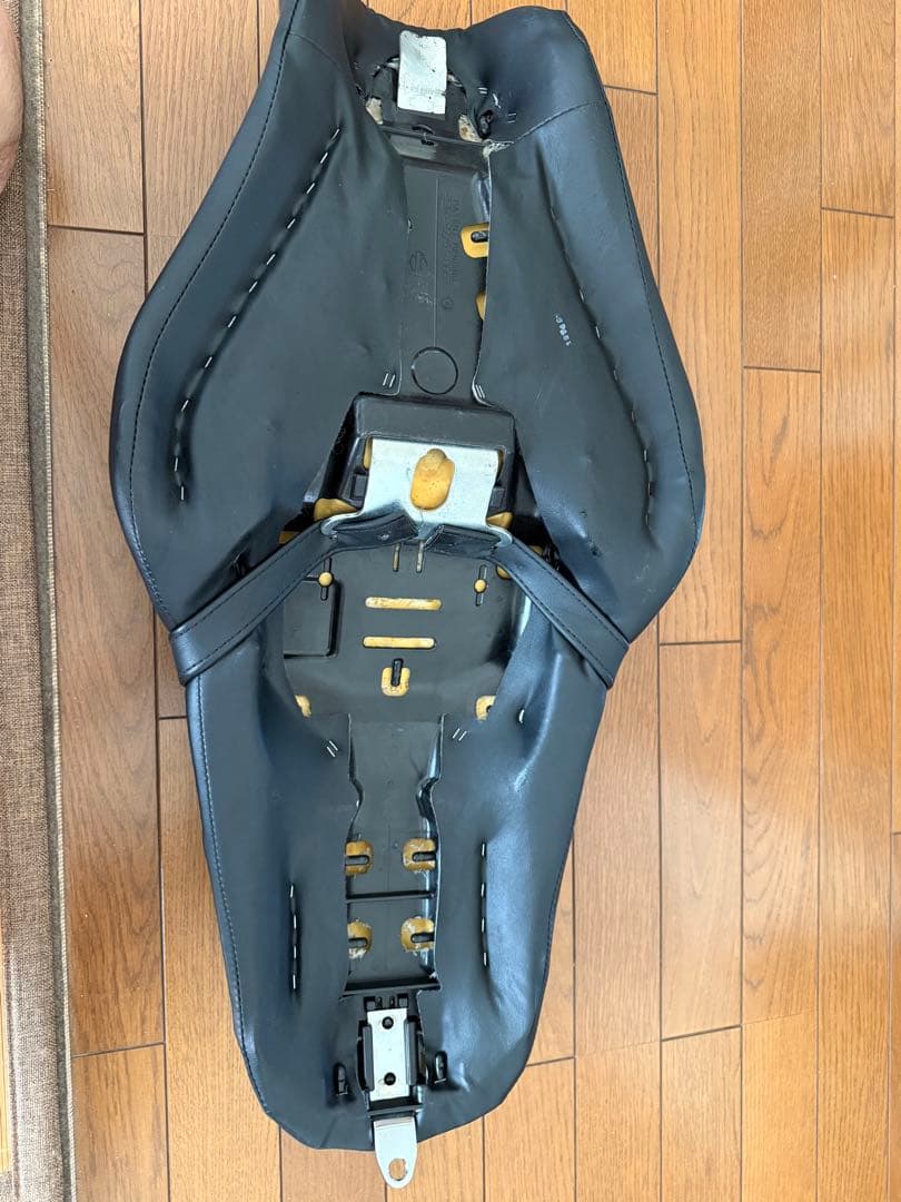 ハーレー　XL883R純正シート07年〜　スポーツスター