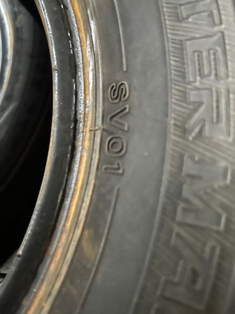 送料無料。2023年製。145R12軽トラ軽バンダンロップスタッドレスタイヤ4本