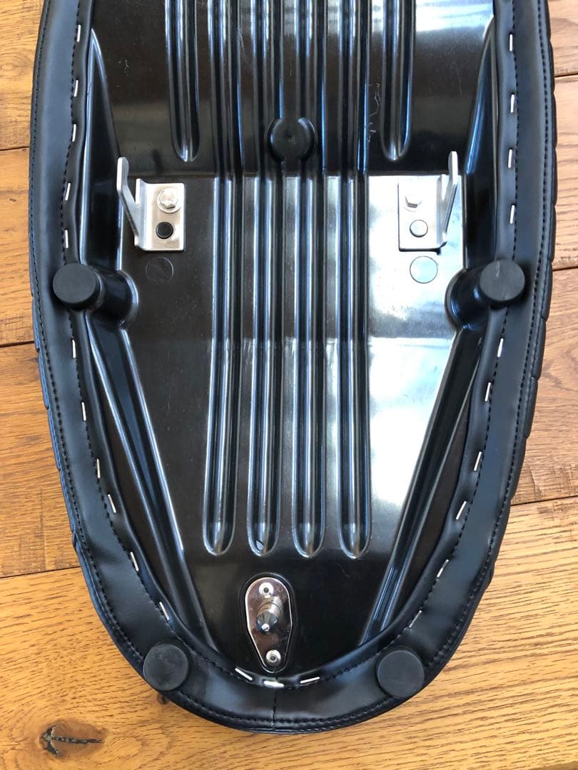 モートーン シート VIPER リブ ブラック ボンネビル系等(17-25)