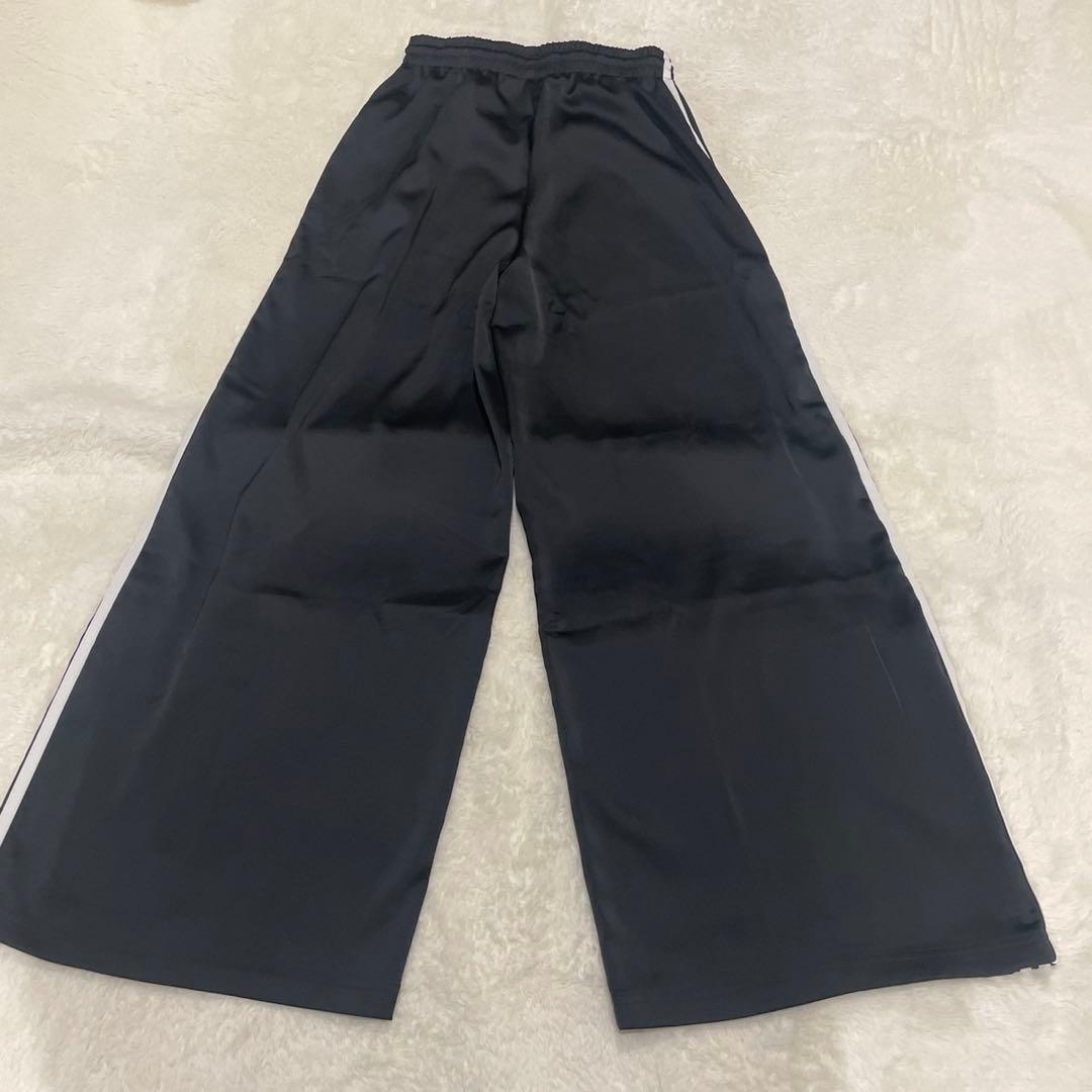 美品adidas サイズLワイドサテンレッグパンツ　トラックパンツ
