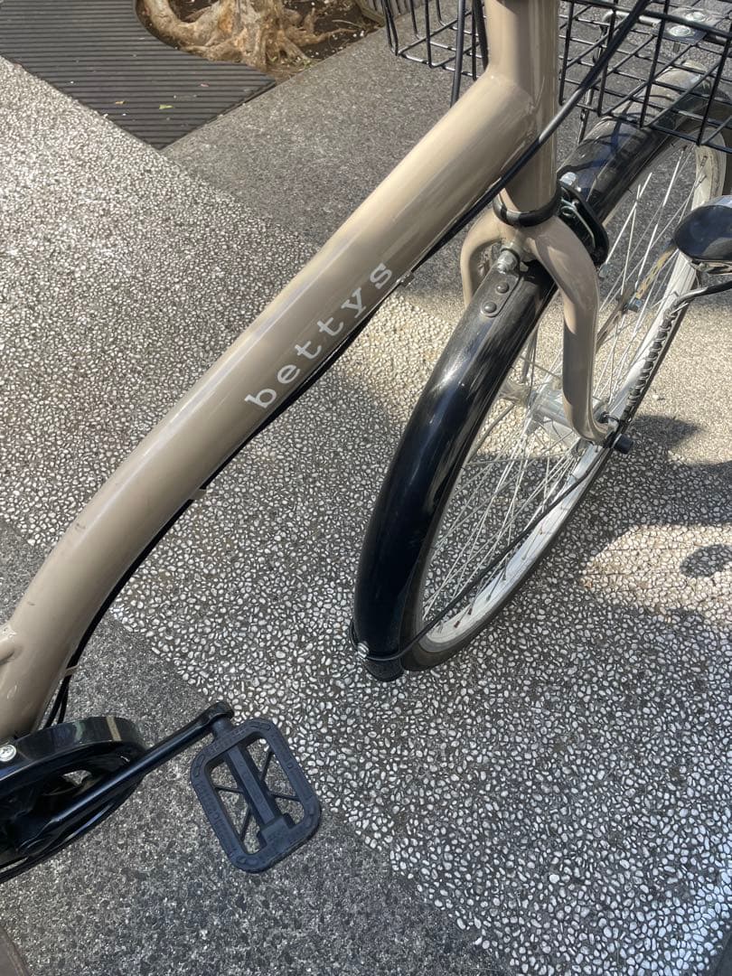 bettys シティサイクル ベージュ 前面バスケット付き