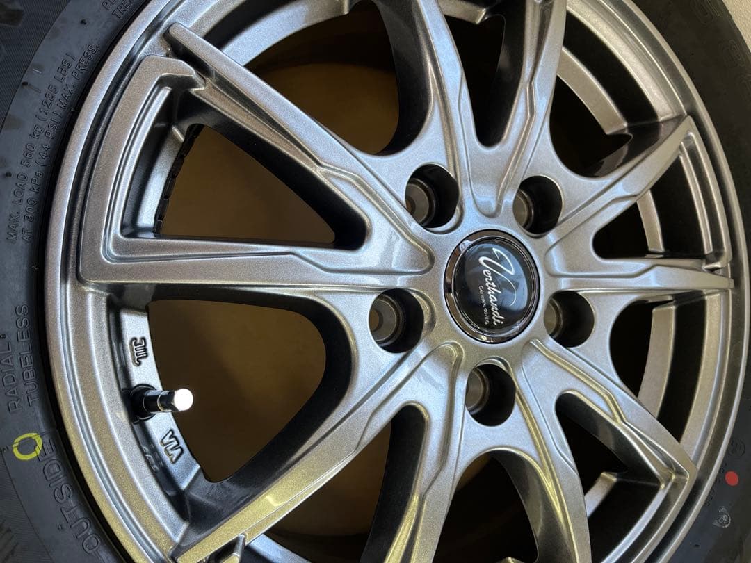 アルミホイール付スタッドレスタイヤ　15インチ　6J＋53 185/65R15