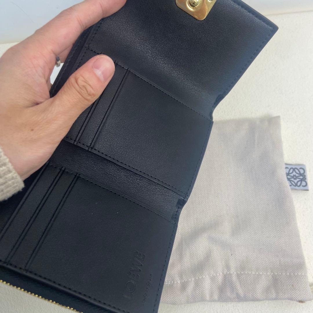 LOEWE プラックレザー 三つ折り財布（ゴールドロゴ付き）