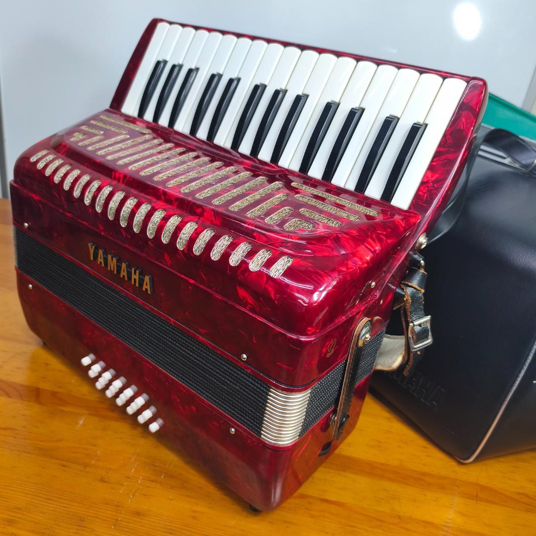YAMAHA ヤマハ アコーディオン 8905 ケース付　赤