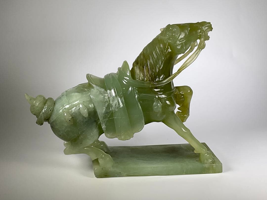 中国美術　砡製　玉石　翡翠　馬　彫刻　台座付　置物　幅約28cm