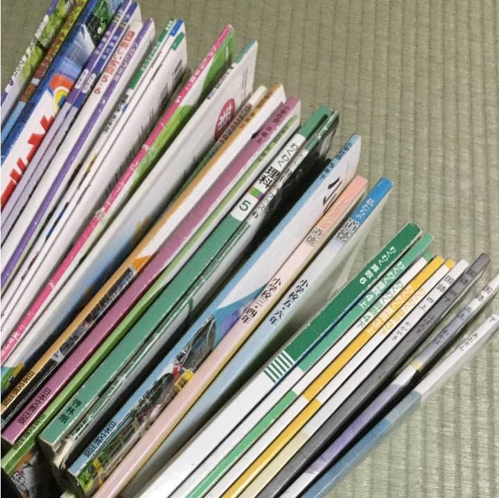 小学校の教科書、副教材  1冊400円