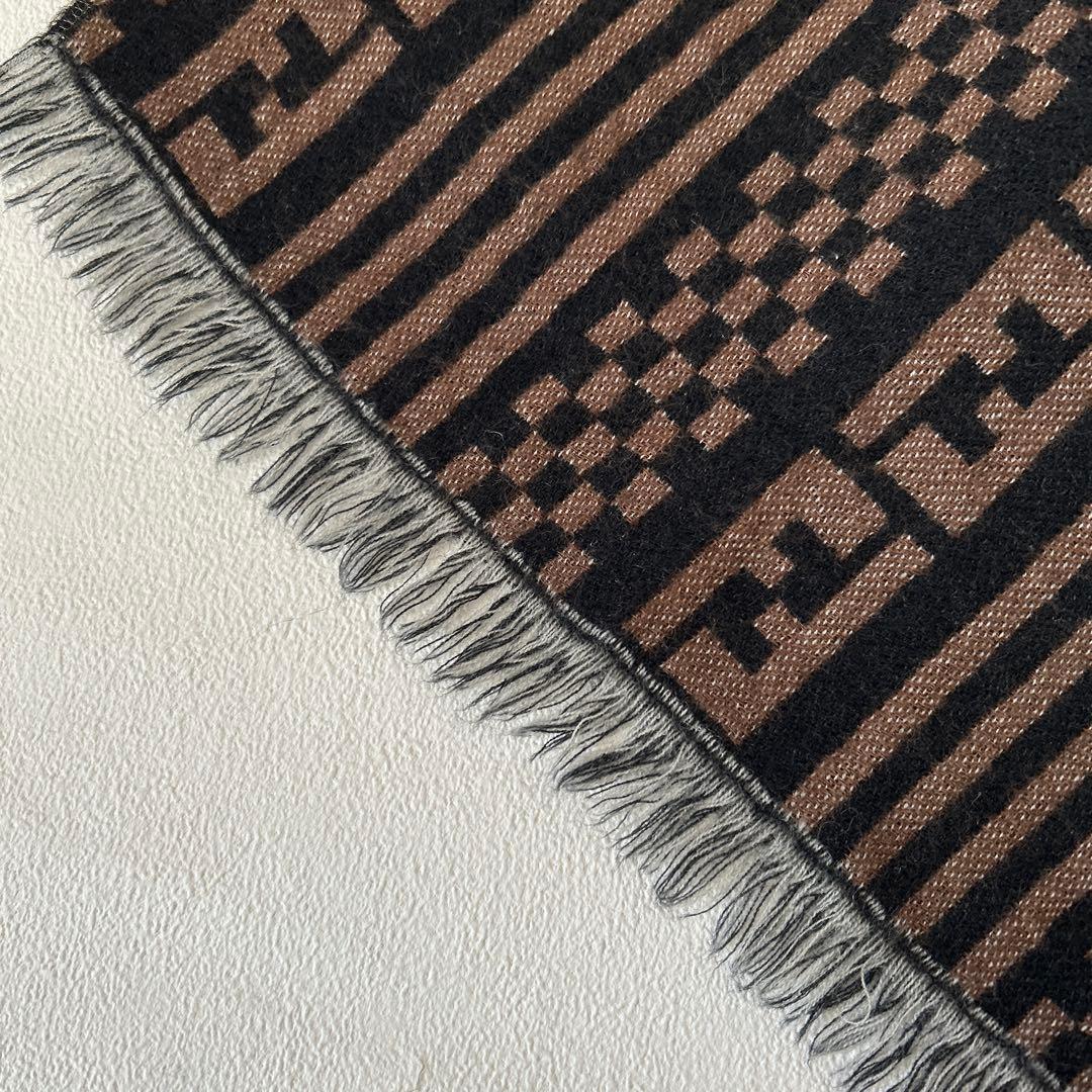 美品✨FENDI フェンディ ロゴ マフラー ズッカ柄 ユニセックス　イタリア