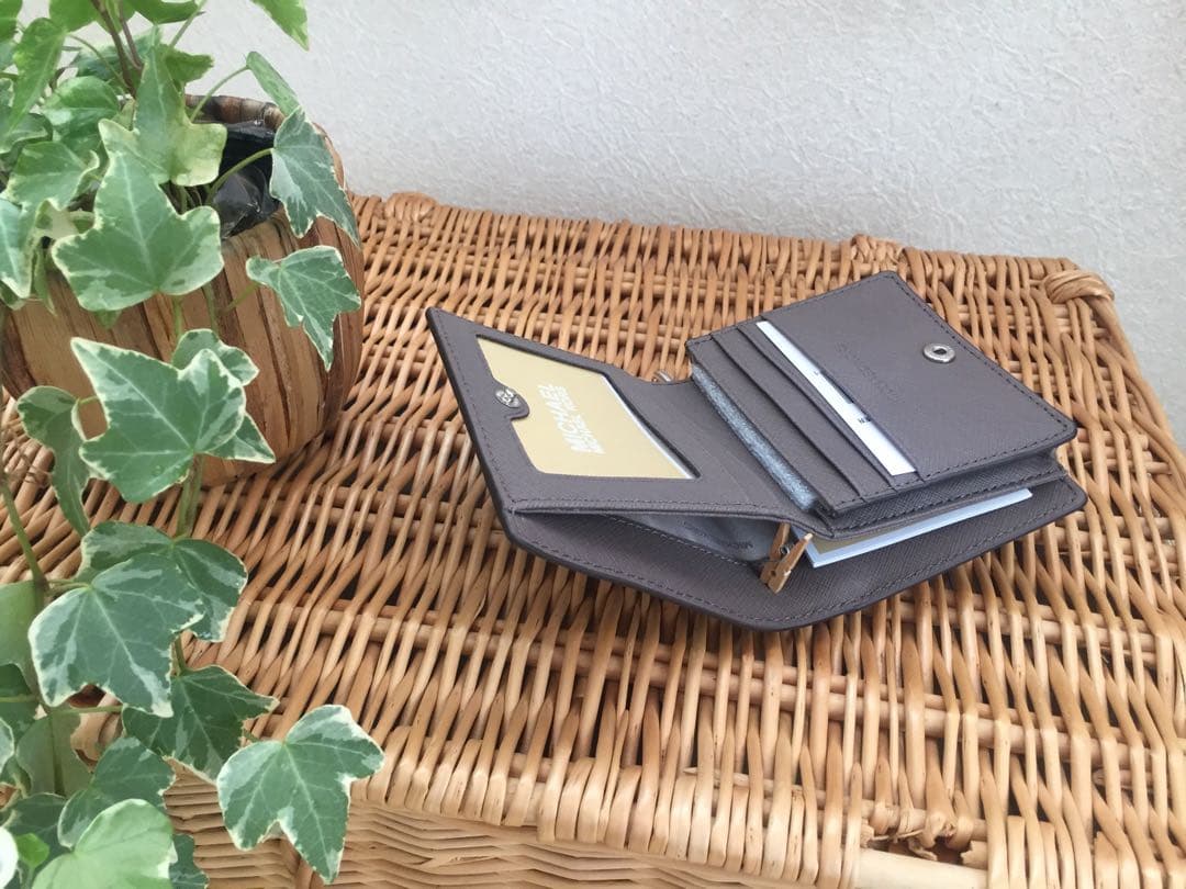未使用タグ付き　MICHAEL KORS グレー 二つ折り財布