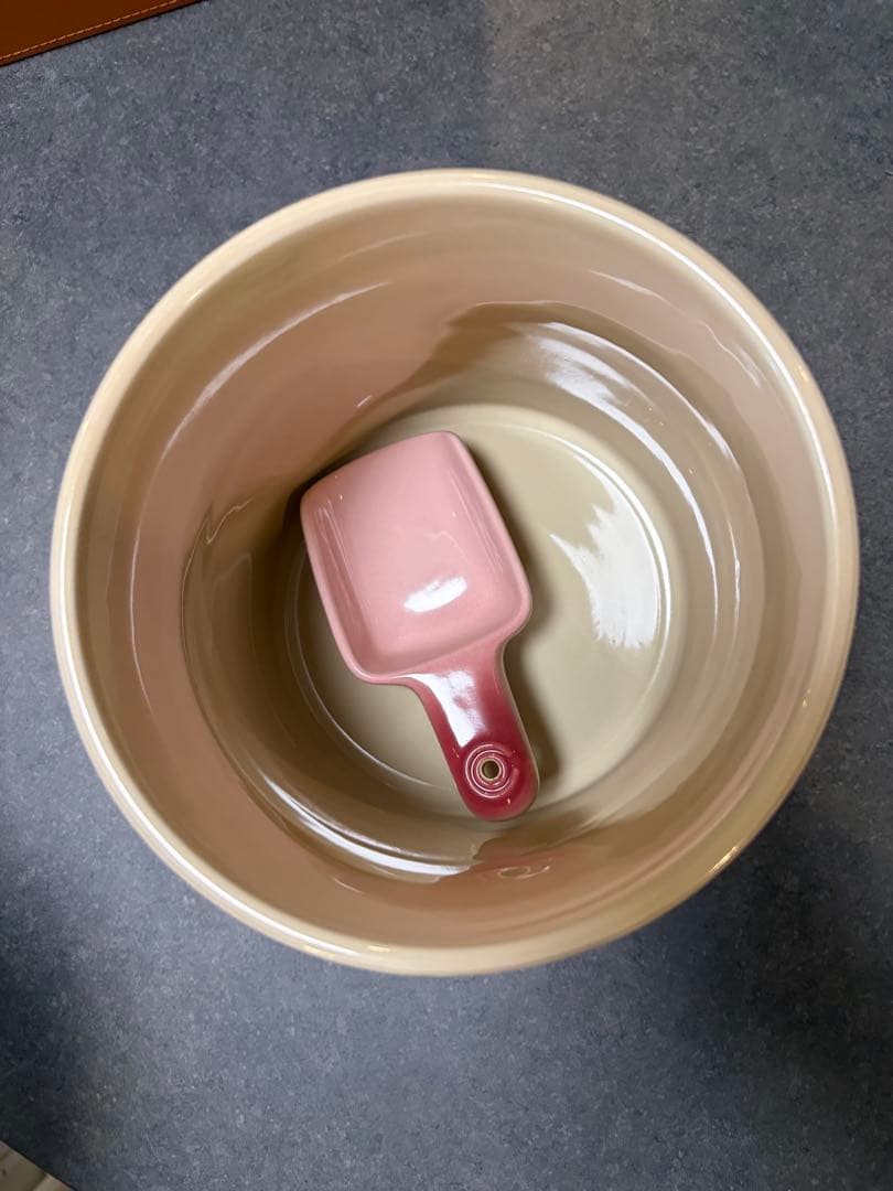 ル・クルーゼ ペットフードコンテナー スクープ付き　ピンク