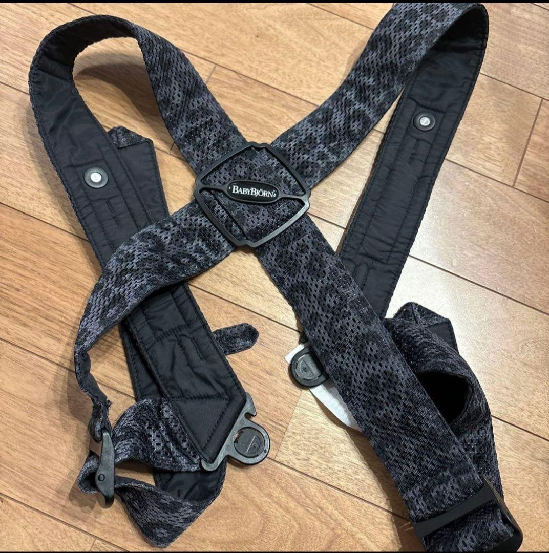 美品BABYBJÖRN ベビーキャリアMINI 抱っこ紐 ブラック　レオパード