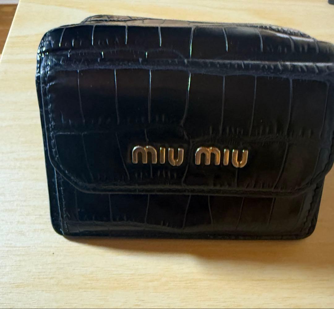 miu miu エンボスクロココンパクトウォレット