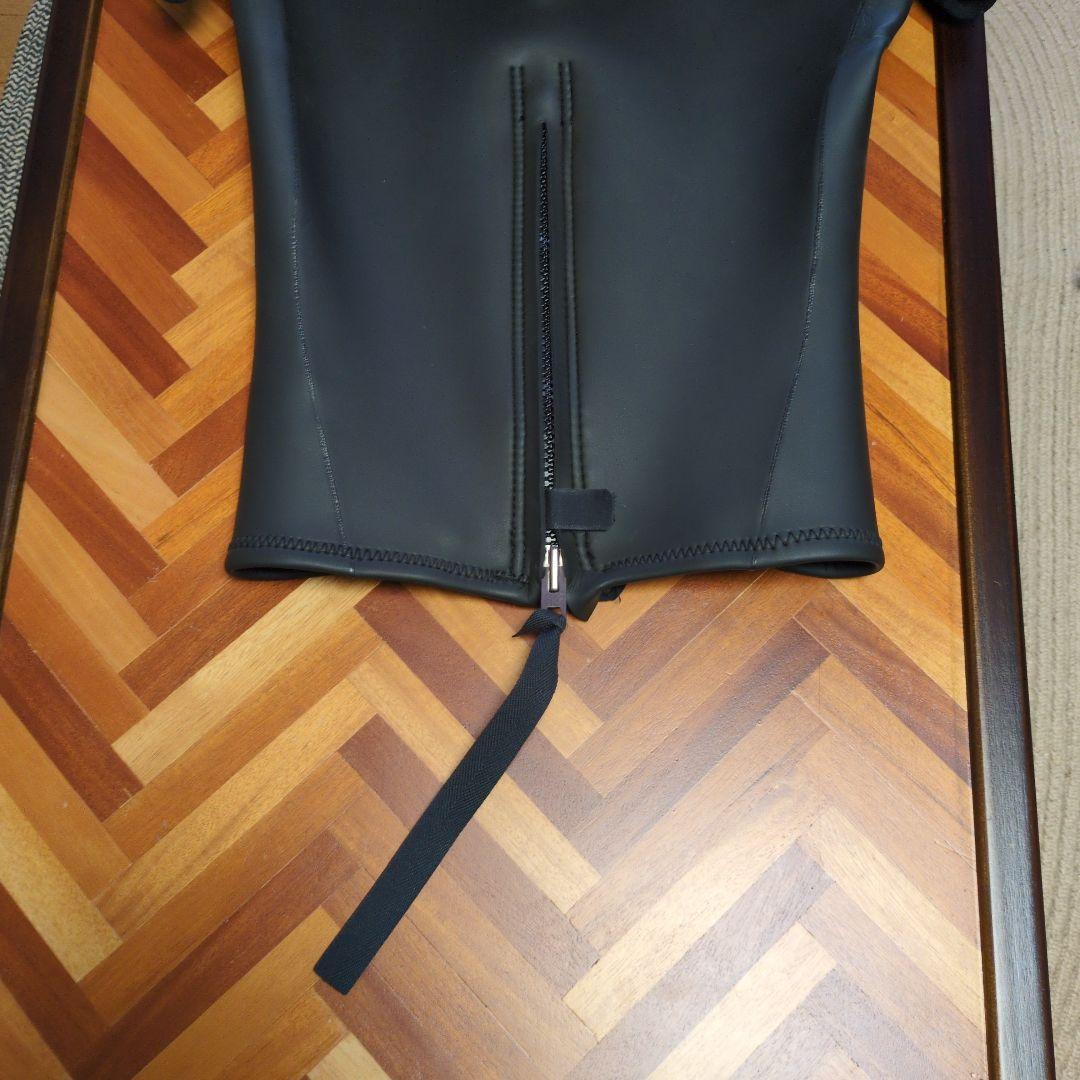 Billabong ブラック タッパー 背面ジッパー