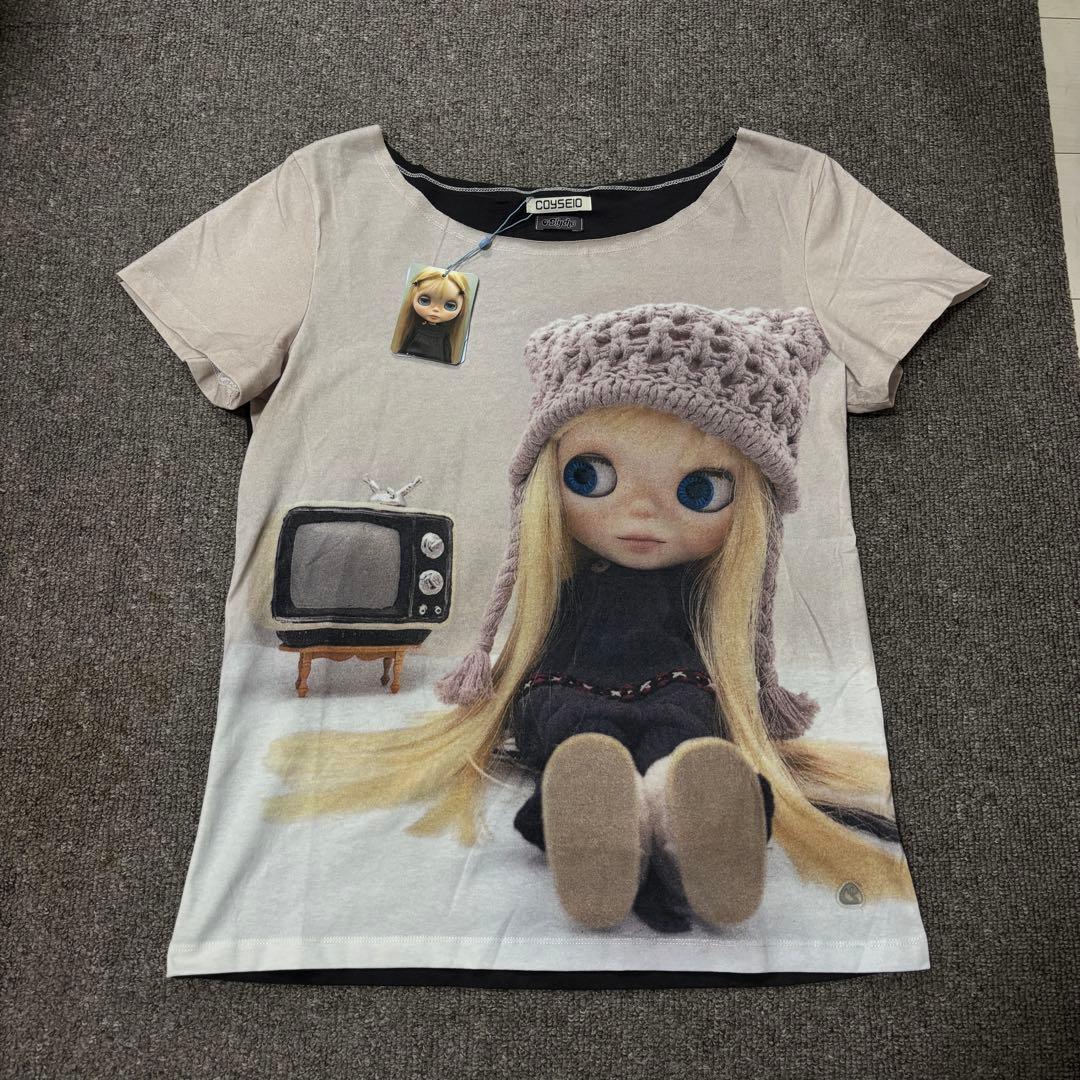 トップス COYSEIO X BLYTHE GRAPHIC ONE PIECE
