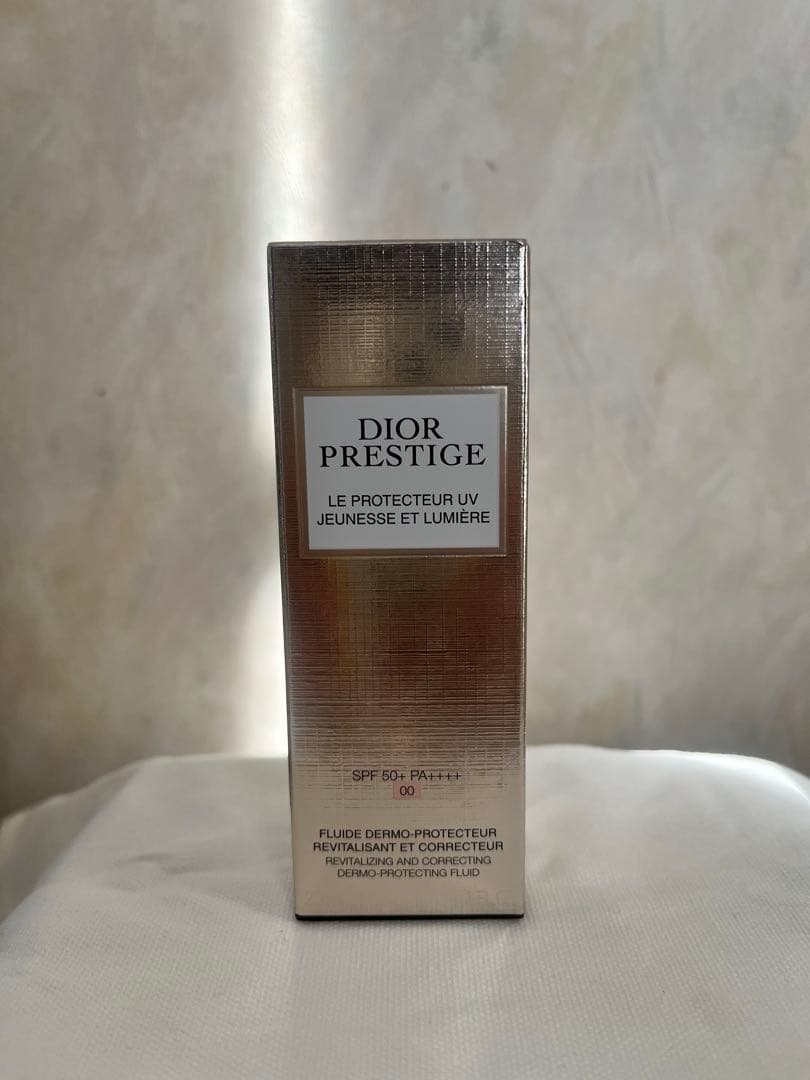 Diorプレステージ　ホワイト ル プロテクターUVルミエールBB00 30ml