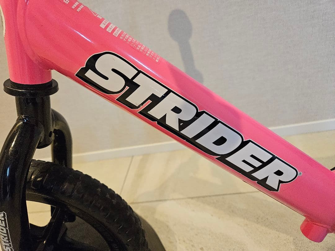 STRIDER バランスバイク ピンク 、専用スタンド付き