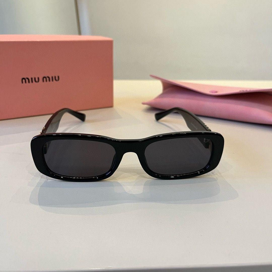 miu miu サングラス ブラック スクエアフレーム ゴールドロゴ